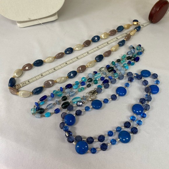 Group of three blue tone necklaces - Picture 6 of 11